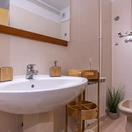 Sea Garden Apartment *