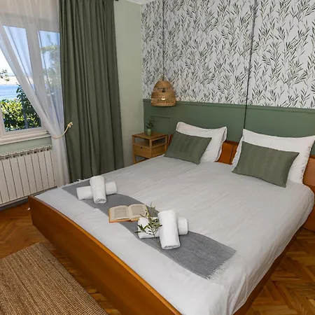 Sea Garden Apartment *